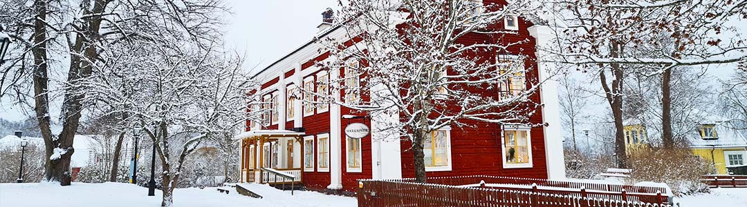 Bild på faluröd timmerbyggnad, socialkontoret  i Ljusnarsberg.